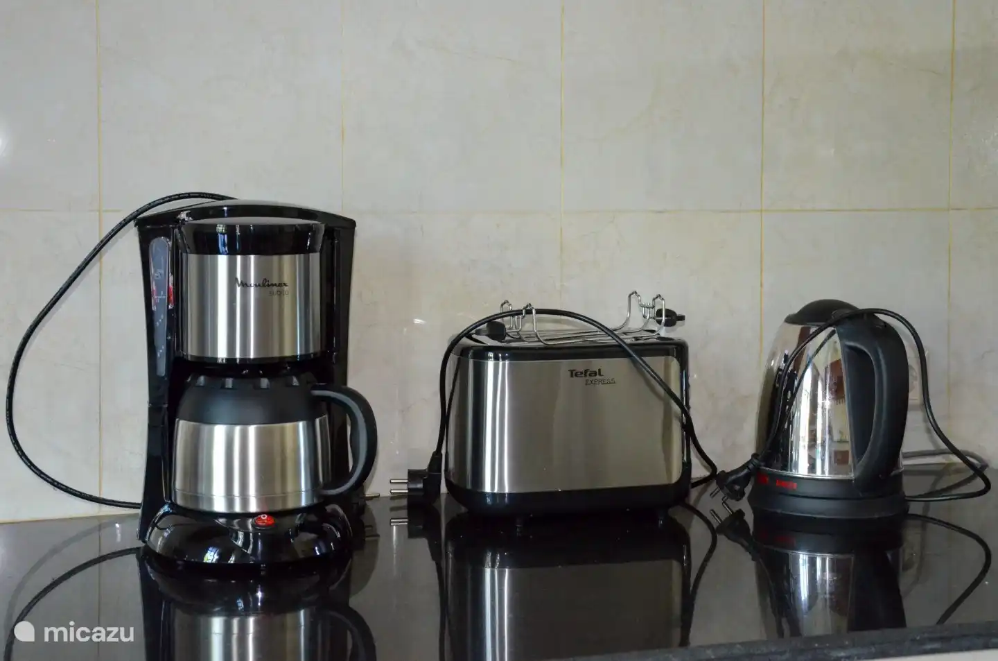 Présents : machine à café, grille-pain et bouilloire