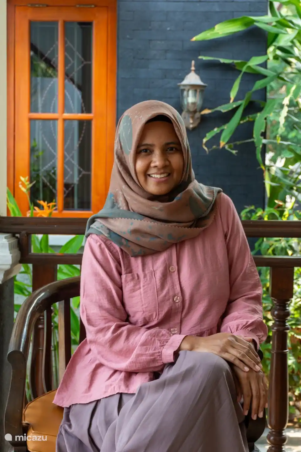 Diah est votre hôte. Elle accueille les clients, s’occupe du petit-déjeuner et peut organiser toutes sortes de choses