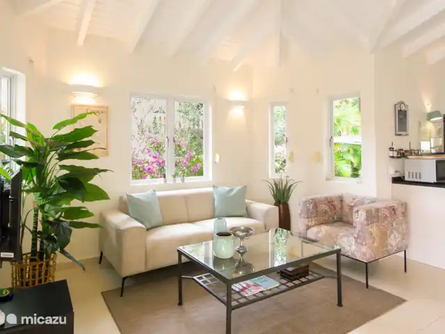 Villa Kas Orano | Curaçao, Banda Ariba (est), Jan Thiel - villa Le spacieux salon-salle à manger est meublé d’un coin salon, d’une table à manger spacieuse et d’une cuisine moderne