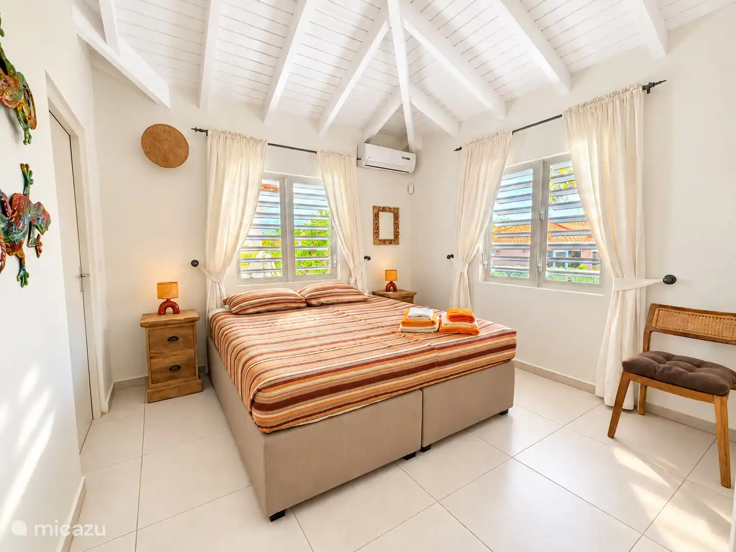 El atractivo primer dormitorio con somier king size