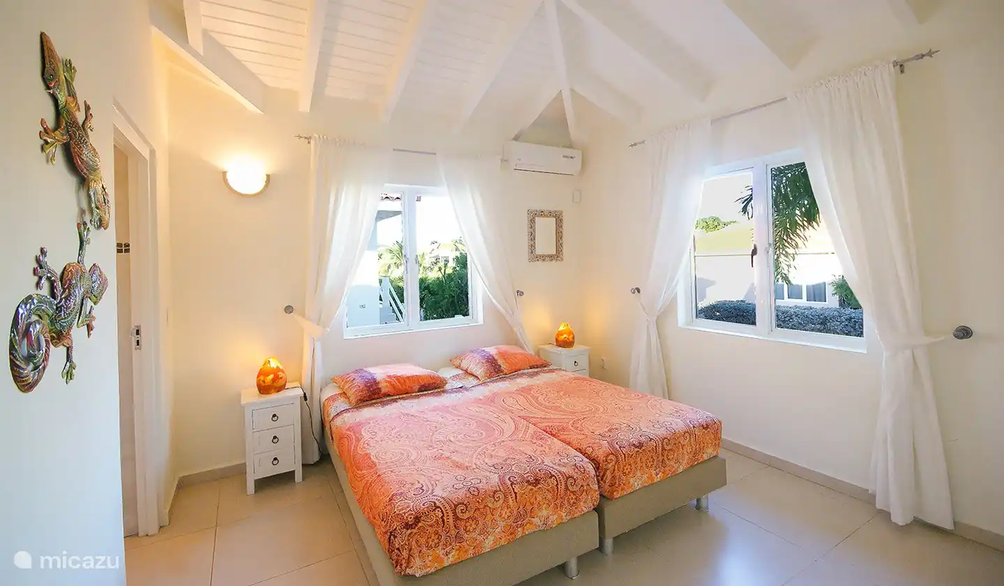 La plus grande chambre avec salle de bain attenante