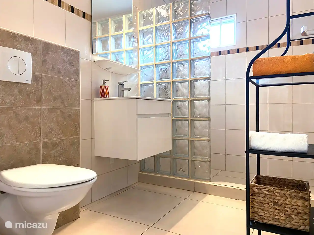 La salle de bain privative attenante avec douche et WC