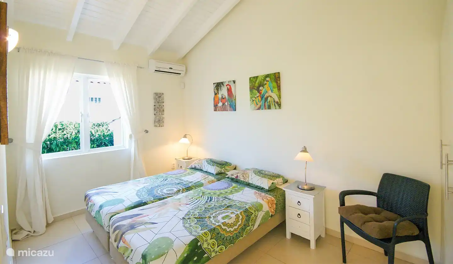 La deuxième chambre confortable avec salle de bain spacieuse partagée