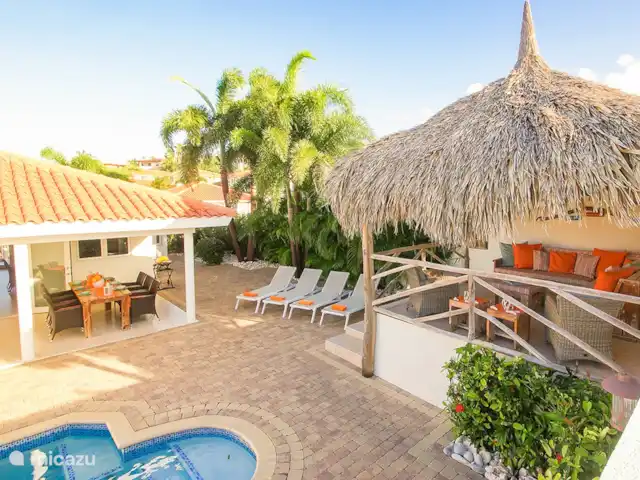 Villa Kas Orano | Curaçao, Banda Ariba (est), Jan Thiel - villa Beau ciel bleu sur cette photo d'ensemble de la piscine, palapa et porche
