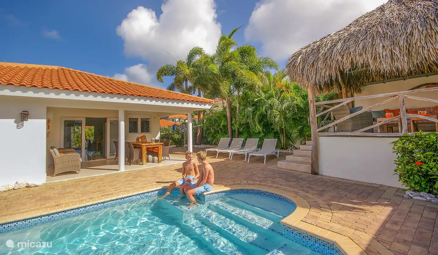 La grande piscine privée et palapa pour s'asseoir à l'ombre