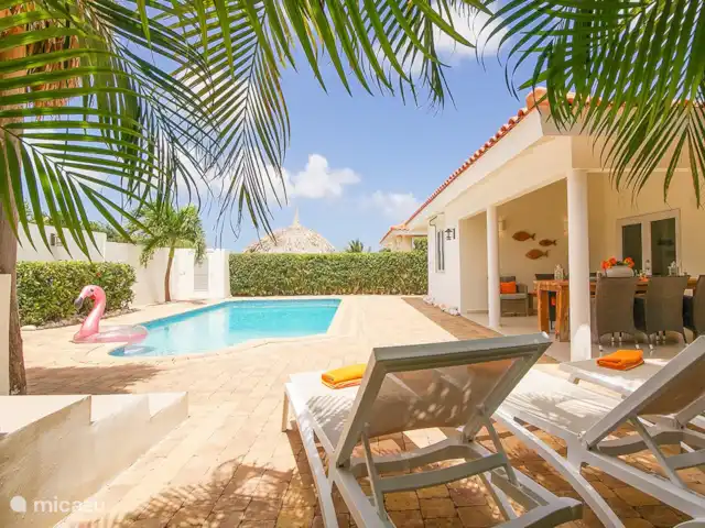 Villa Kas Orano | Curaçao, Banda Ariba (est), Jan Thiel - villa A l'ombre sur le Porche, bronzez sur les transats ou un peu au vent dans la Palapa. Vous pouvez aller dans les deux sens.