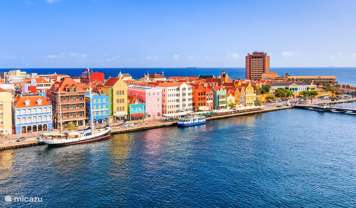 Willemstad avec ses bâtiments colorés de renommée mondiale