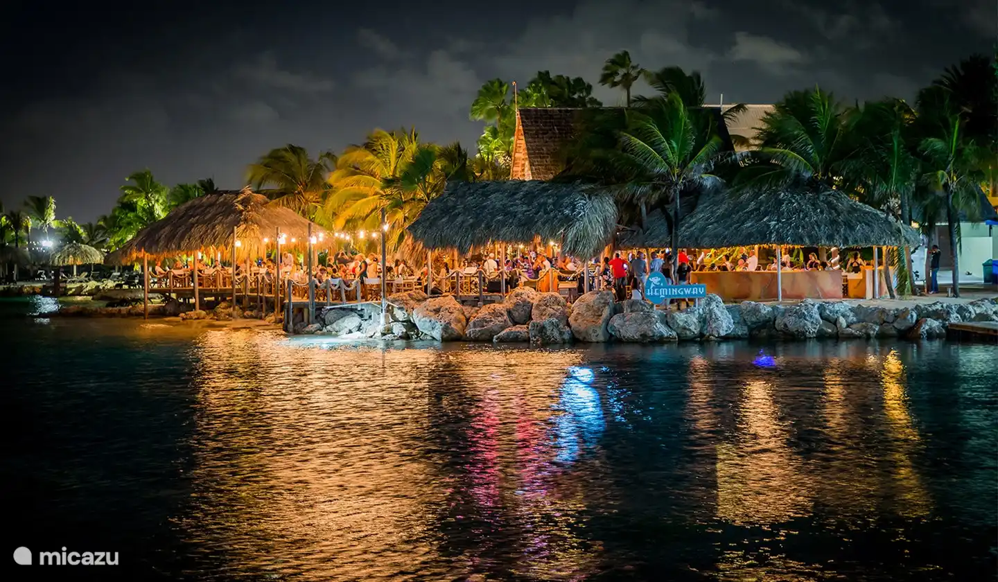 Il y a beaucoup de bars sympas et de clubs (de plage) où vous pourrez prendre un verre
