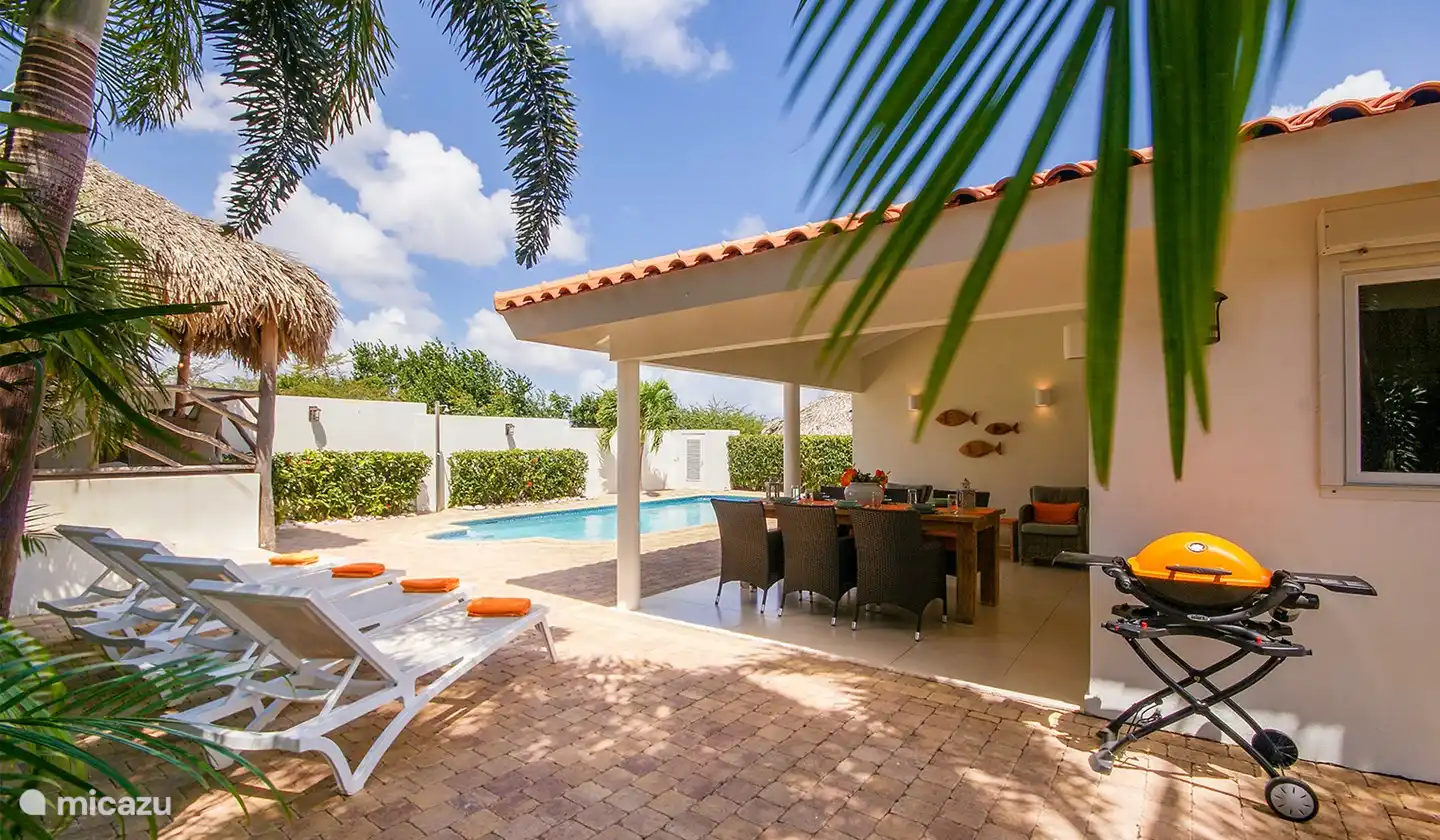 Jardin spacieux et joliment paysagé avec véranda : le porche