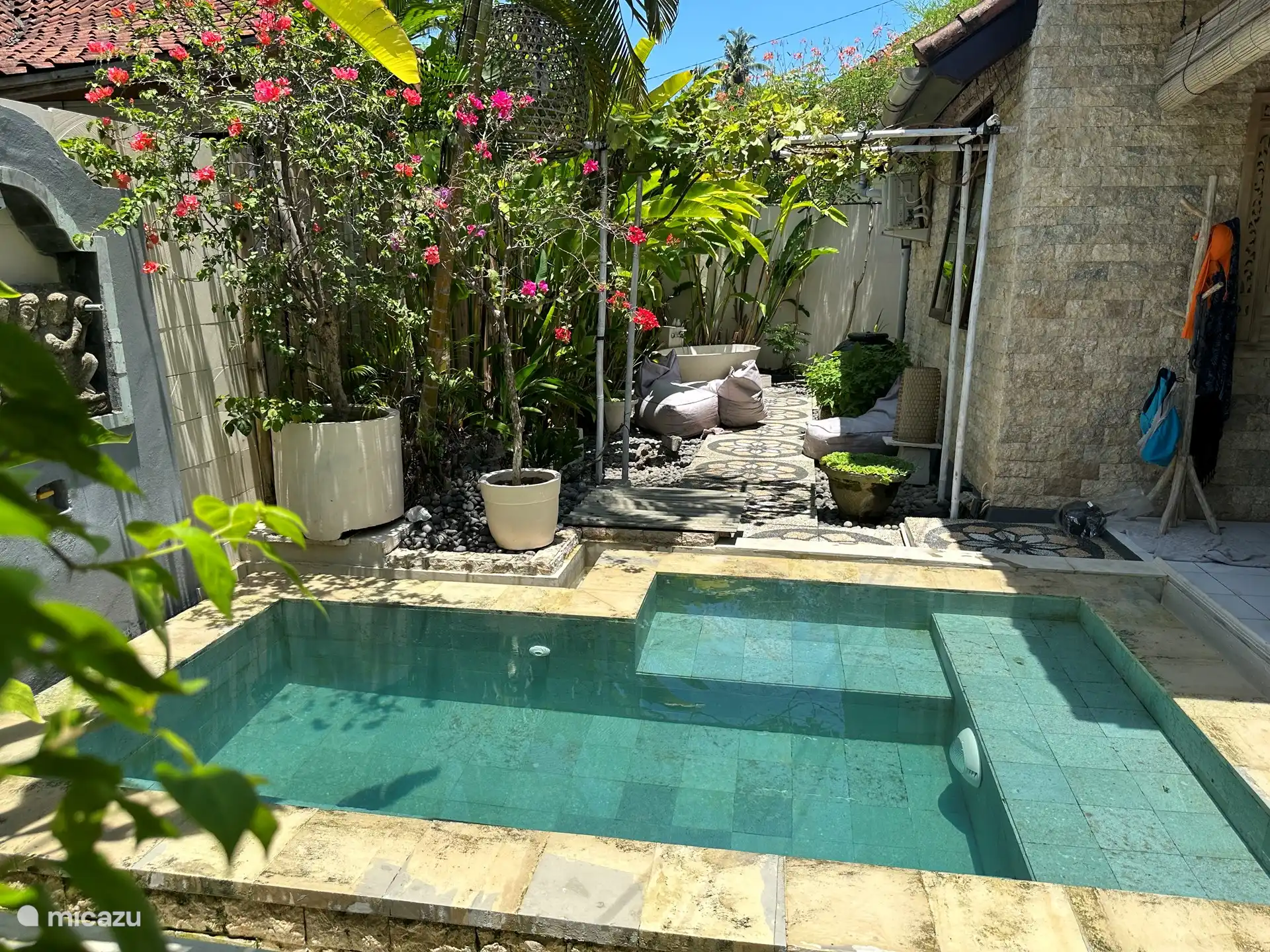 Vom Pool aus ein Blick auf den Außenpool. Sehr attraktiv beleuchtet in der Nacht.