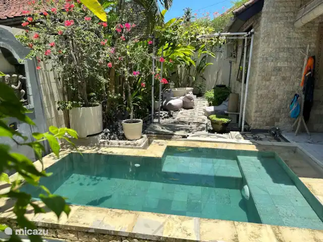 Villa Rumah Pantai No.14 huren in Indonesië, Bali, Jasri - villa Vanuit het zwembad een doorkijk naar het buitenbad. 's Avonds heel sfeervol verlicht.