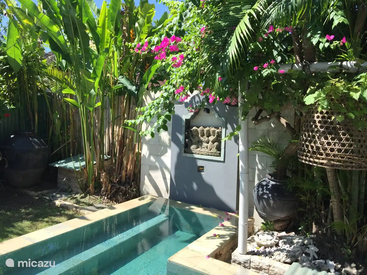 Das Schwimmbad ist mit Wasser aus unserem eigenen Brunnen gefüllt. Jeden Freitag wird es von unserem Gärtner Kadek gründlich gereinigt. 