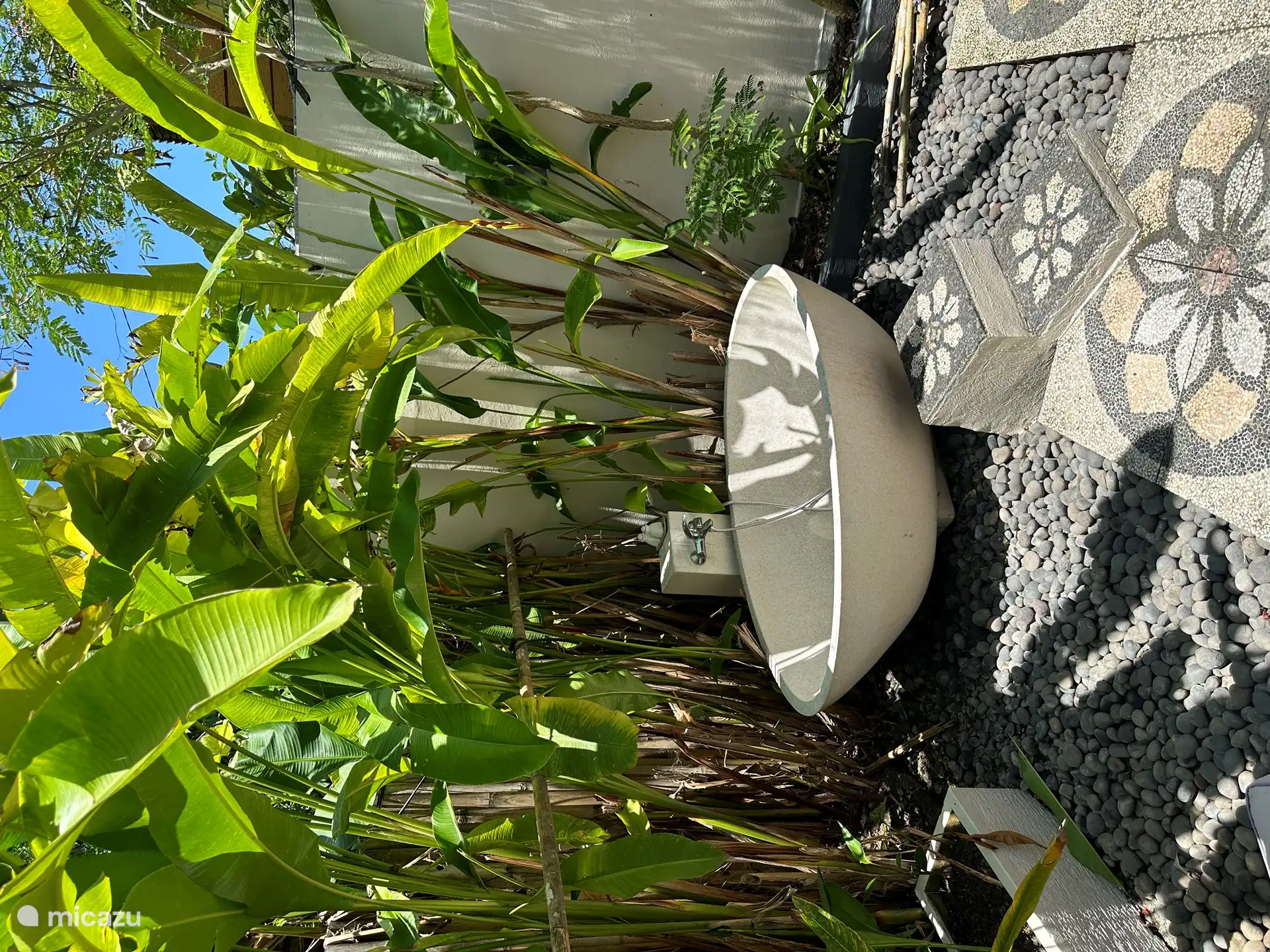 Der schöne Außenpool aus Terrazzo. Verbringen Sie einen romantischen Abend in der Badewanne und beobachten Sie die Sterne ...