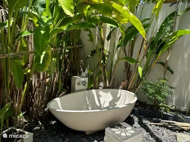 Villa Rumah Pantai No.14 huren in Indonesië, Bali, Jasri - villa Het heerlijke buitenbad gemaakt van terrazzo. 'S avonds romantisch in bad en sterren kijken...