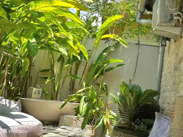 Villa Rumah Pantai No.14 huren in Indonesië, Bali, Jasri - villa Looppad vanaf het zwembad naar de buitenspa