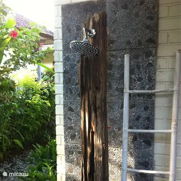 Die super Außendusche, so wunderbar, um sich tagsüber abzukühlen und dann mit einem Buch auf der Liege zu entspannen... Die Dusche wurde auf einer alten Eisenbahnschwelle hergestellt.