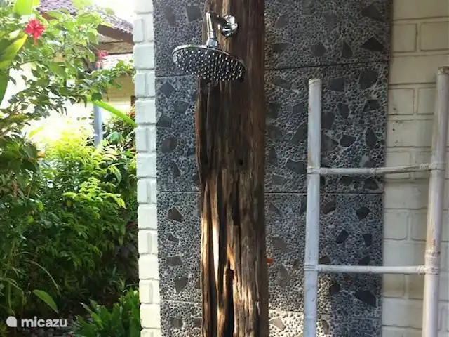 Villa Rumah Pantai No.14 huren in Indonesië, Bali, Jasri - villa De super buitendouche, zo heerlijk om overdag even onder af te koelen en dan lekker met een boekje op het ligbed...De douche is gemaakt op een oude spoorbiels.