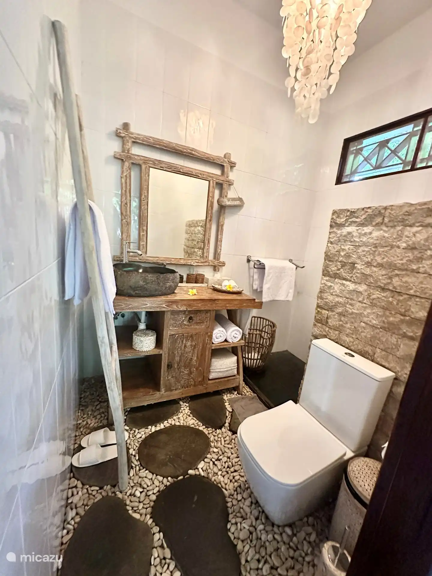 Das schöne Badezimmer mit geräumiger begehbarer (Regen-)Dusche in balinesischer Zen-Atmosphäre. Es liegen große, dicke Handtücher für Sie bereit, außerdem stehen Ihnen Duschgel und ein Haartrockner zur Verfügung. 