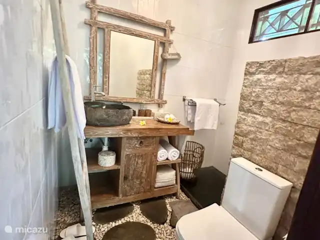 Villa Rumah Pantai No.14 huren in Indonesië, Bali, Jasri - villa De fijne badkamer met ruime inloop (regen) douche in Balinese zen sfeer. Er liggen grote dikke handdoeken voor u klaar, verder is er douchegel en ook is er een fohn voor uw gebruik aanwezig.