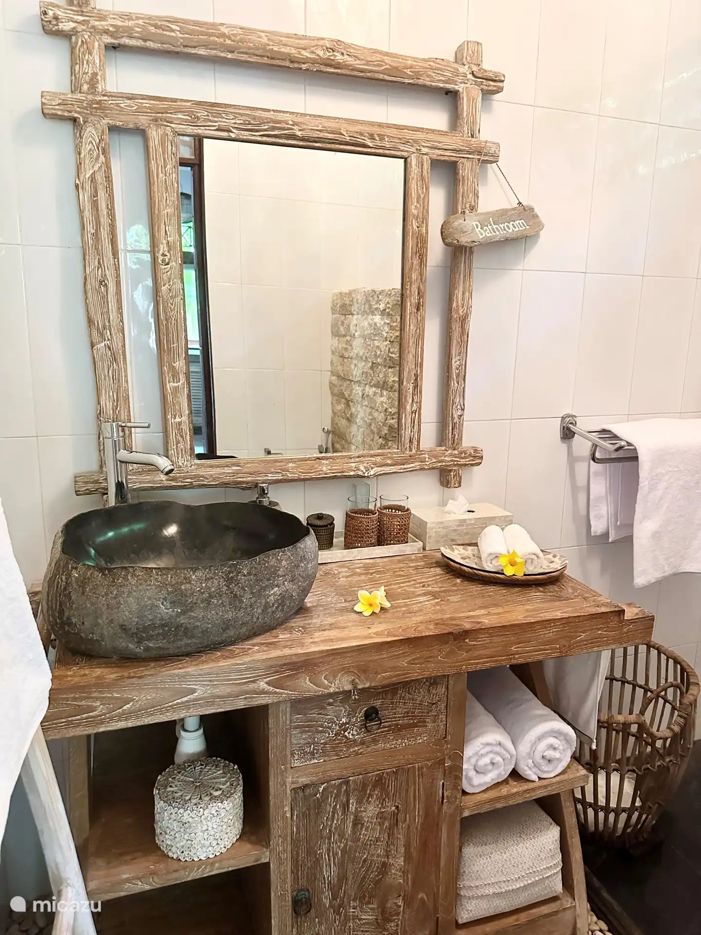 Das schöne Waschbecken aus einem großen Flussstein. Handseife und kleine Handtücher stehen ebenfalls für Sie bereit.