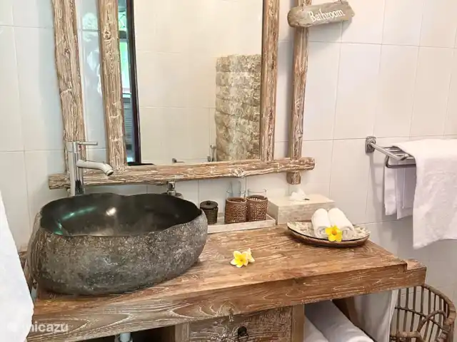 Villa Rumah Pantai No.14 huren in Indonesië, Bali, Jasri - villa De prachtige wastafel van een grote riverstone. Handzeep en kleine handdoekjes zijn er ook voor u.