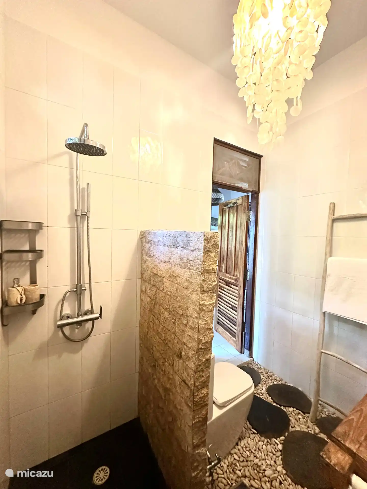 Die herrliche Dusche mit Vollstrahl, Duschgel und große, dicke Handtücher stehen für Sie bereit. 