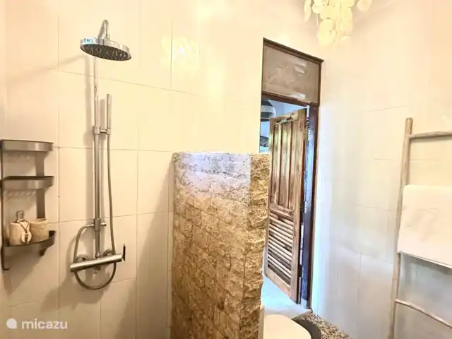 Villa Rumah Pantai No.14 huren in Indonesië, Bali, Jasri - villa De heerlijke douche met volle straal, de douchegel en grote dikke handdoeken liggen voor je klaar.
