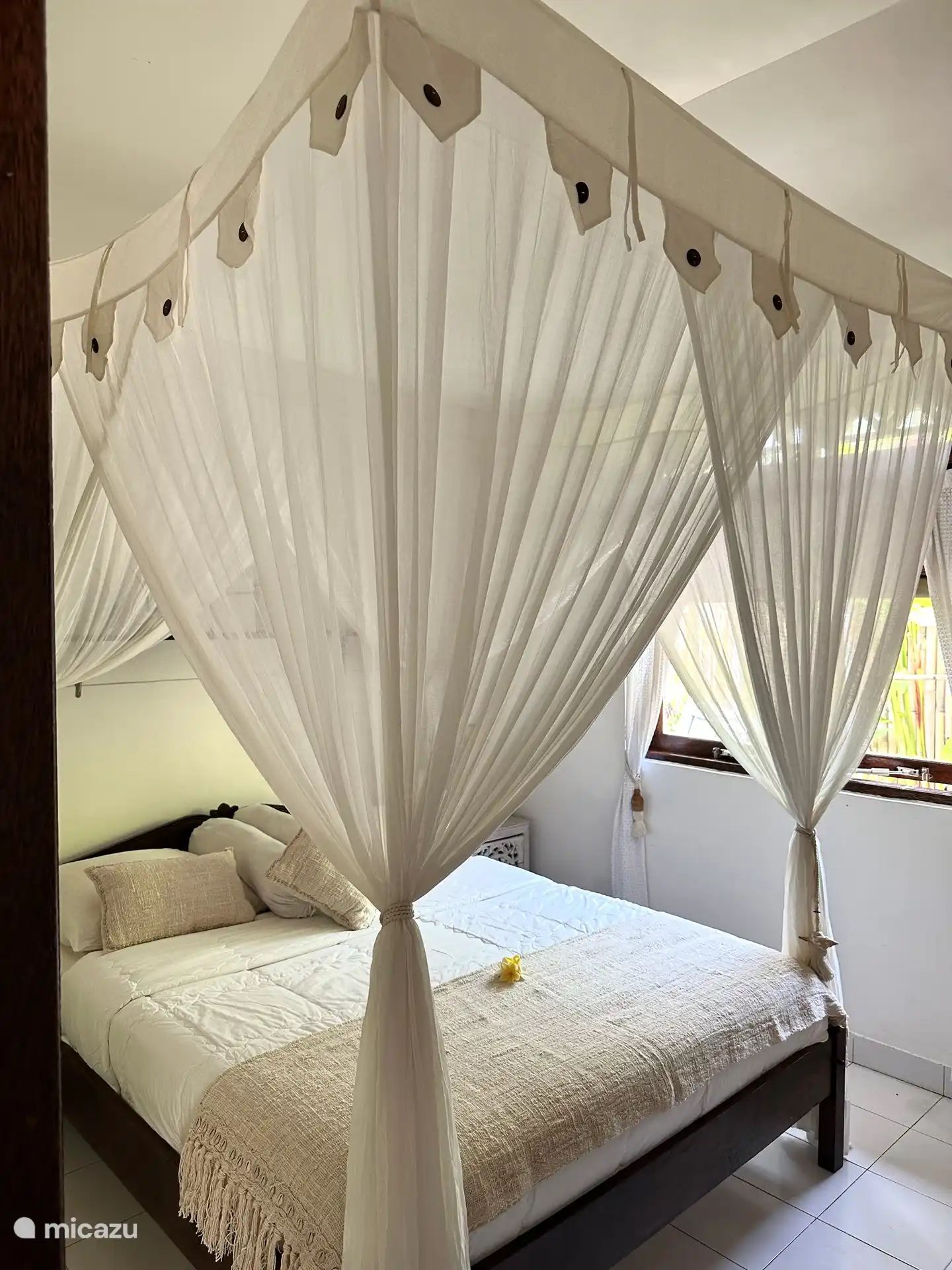 Das romantische Hauptschlafzimmer in luxuriöser balinesischer Hotelatmosphäre