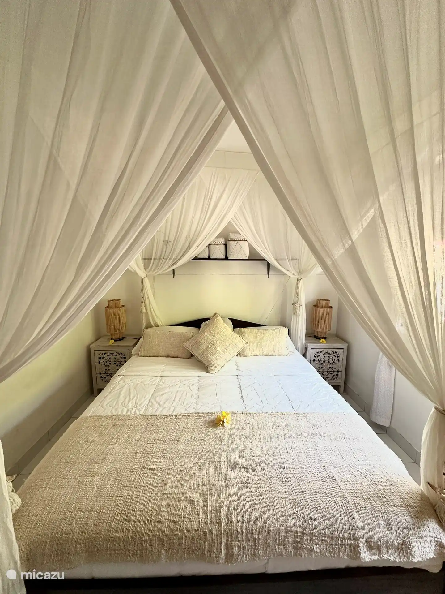 Ein schönes großes Bett mit Baumwollbettwäsche, Daunenkissen und einem schönen Dekokissen und einer Decke mit Muscheln. Darüber hinaus Klimaanlage, Leselampen, Stimmungsbeleuchtung und ein Safe im großen Kleiderschrank.