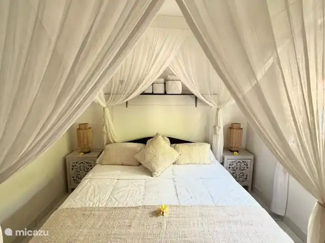 Villa Rumah Pantai No.14 huren in Indonesië, Bali, Jasri - villa Een fijn groot bed met katoenen lakens, donzen kussens en leuke sierkussen en plaid met schelpjes. Verder een airco, leeslampjes, sfeerverlichting en kluisje in de grote kledingkast.