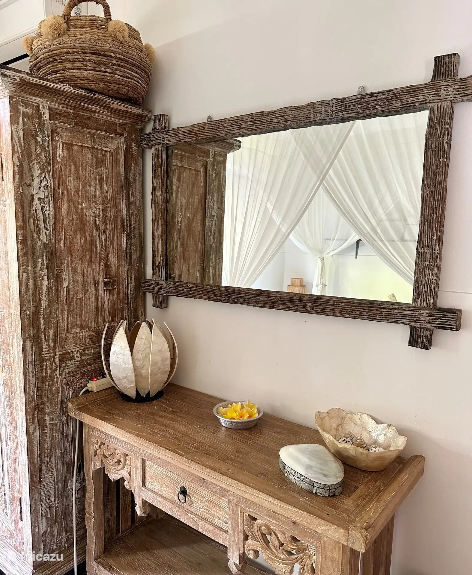 Außerdem ein schöner Beistelltisch für all Ihre Kleinigkeiten und ein großer Spiegel