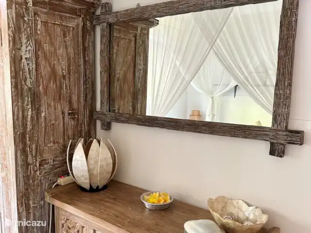 Villa Rumah Pantai No.14 huren in Indonesië, Bali, Jasri - villa Verder een prachtige sidetable voor al je kleine dingetjes en een grote spiegel