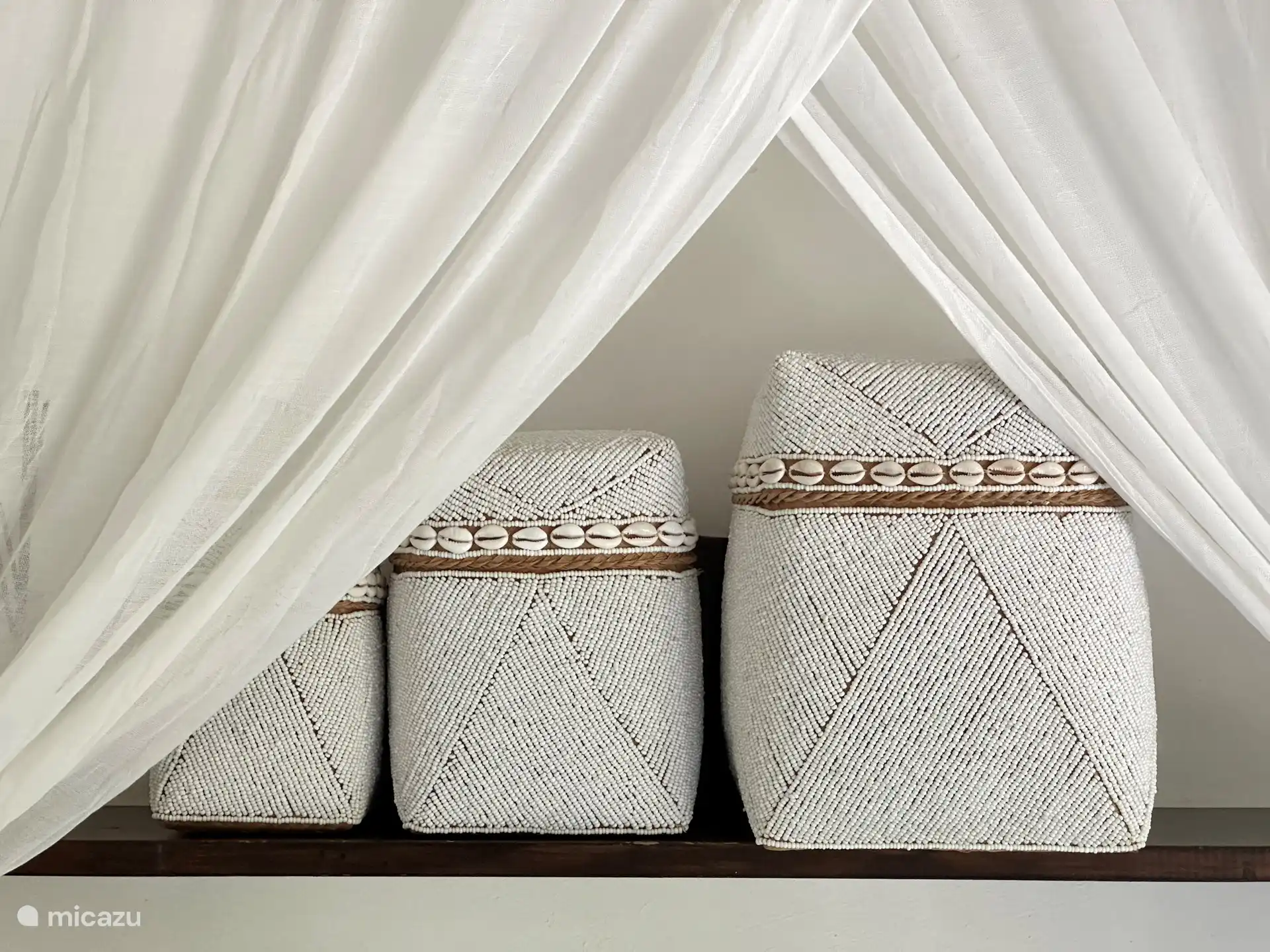 Wunderschöne handgefertigte Opfergabeboxen in beiden Schlafzimmern