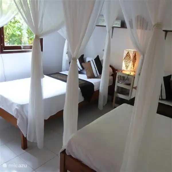 Das 2. Schlafzimmer mit 2 Einzelbetten, ebenfalls in einer wunderschönen luxuriösen balinesischen Hotelatmosphäre. Auch hier gibt es eine Klimaanlage. Darüber hinaus stehen ein großer Kleiderschrank, ein wunderschöner handgeschnitzter Beistelltisch aus Teakholz und Strandtücher für Sie bereit. 
