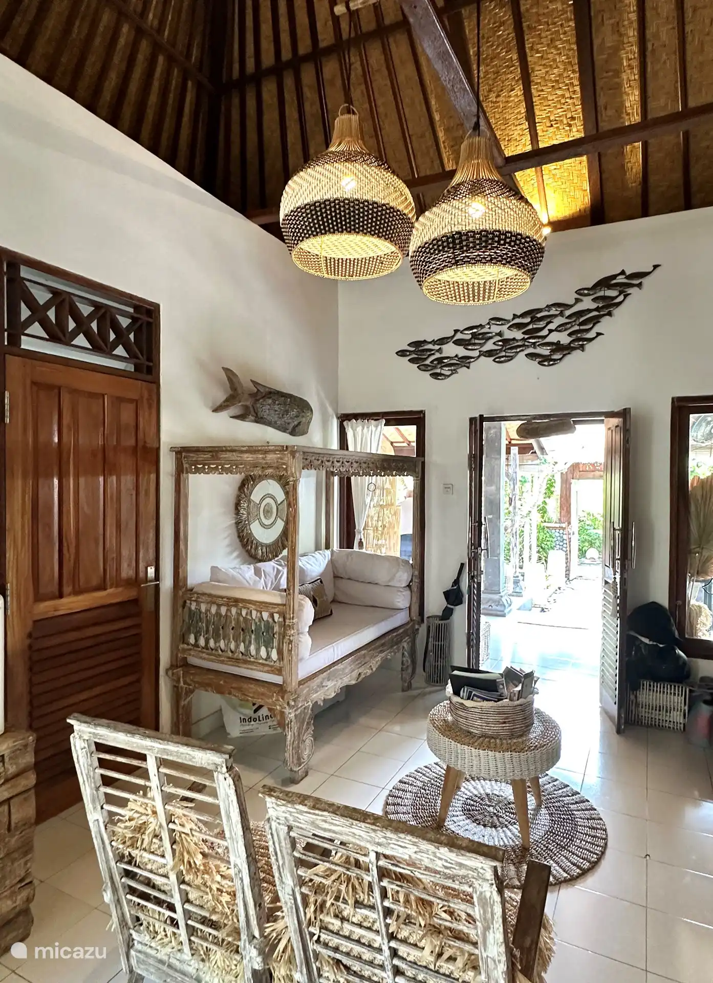 Das schöne Wohnzimmer mit den wunderschönen Bali-Styling-Möbeln