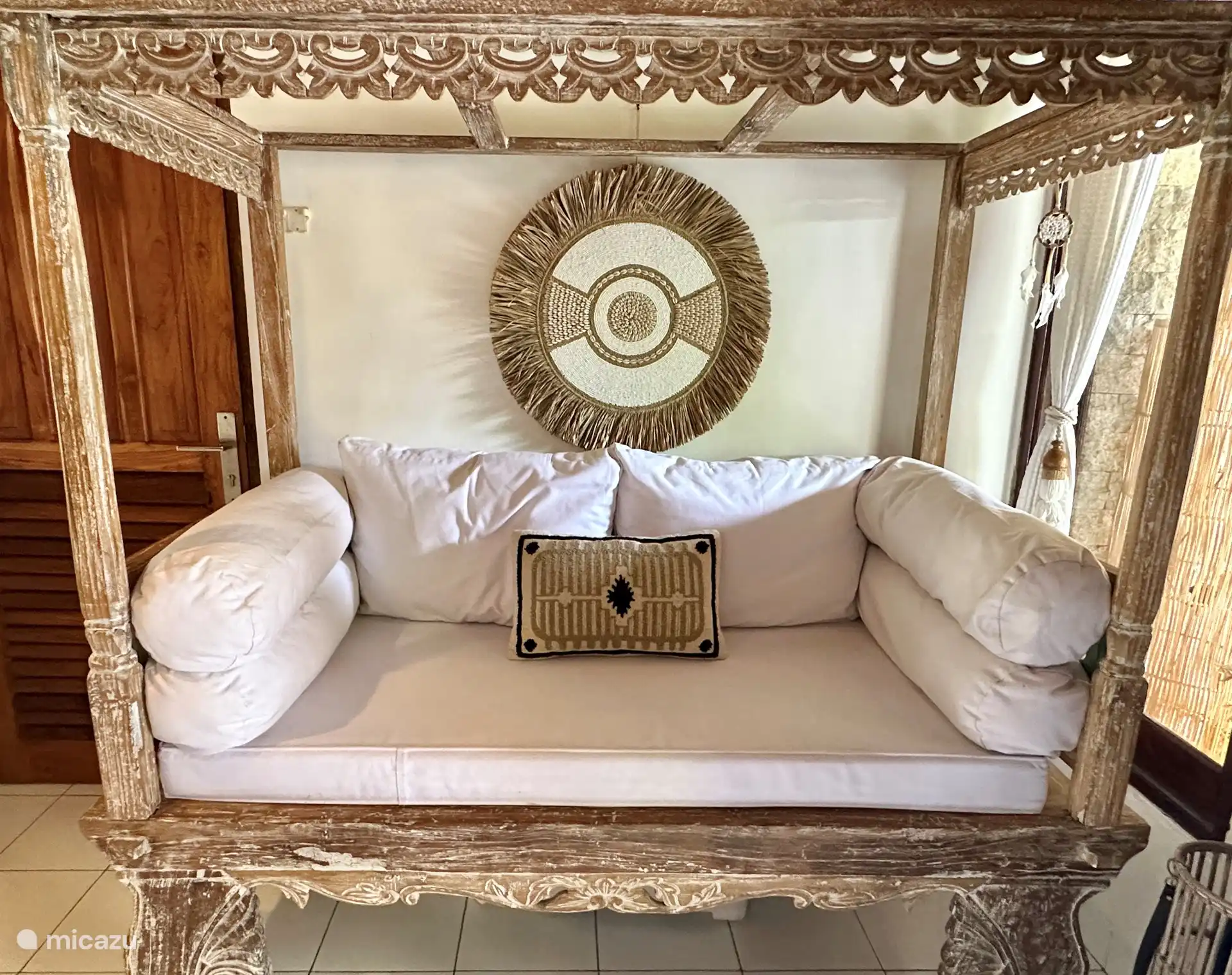 Das schöne Jasri Teak-Loungesofa im Wohnzimmer.
Wir verkaufen diese auch in den Niederlanden unter unserem Label; Bali-Styling