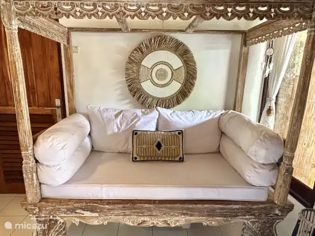 Villa Rumah Pantai No.14 huren in Indonesië, Bali, Jasri - villa De prachtige jasri teakhouten loungebank in de huiskamer. 
deze verkopen we ook in Nederland onder ons label; Bali Styling