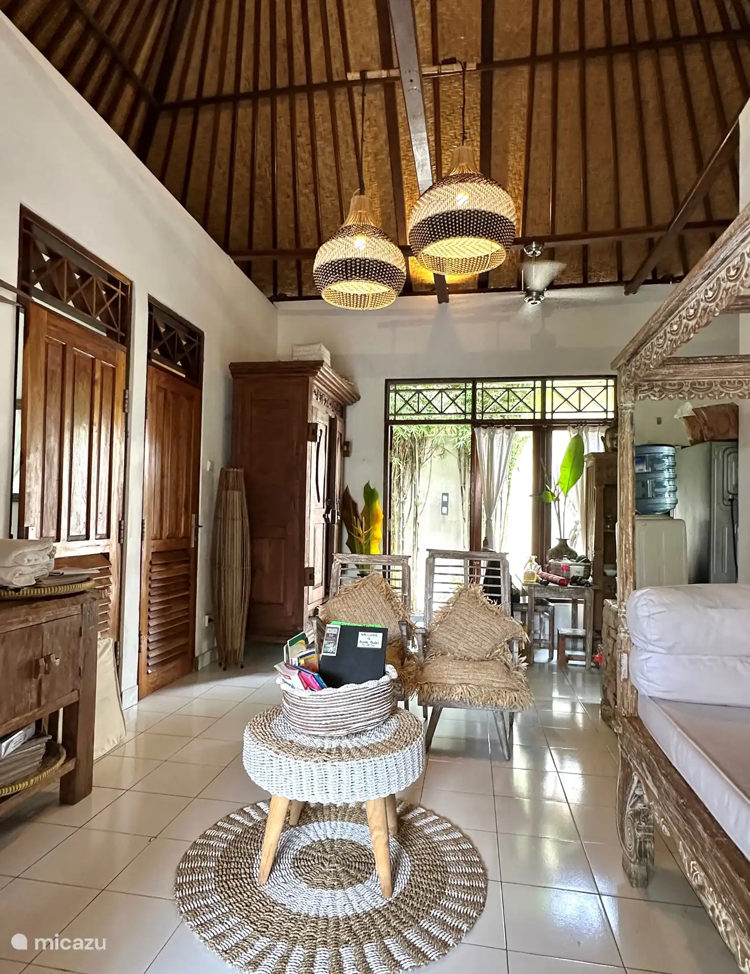 Wohnzimmer aus Eingang, hinten rechts ist die offene Küche