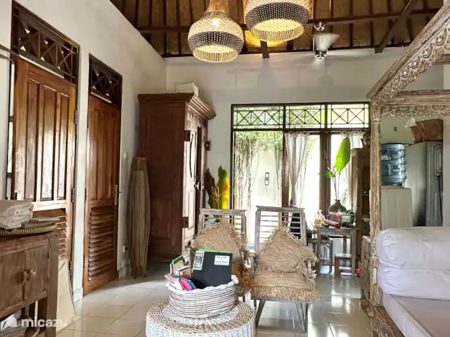 Villa Rumah Pantai No.14 huren in Indonesië, Bali, Jasri - villa Huiskamer va. entree, rechtsachter is de open keuken