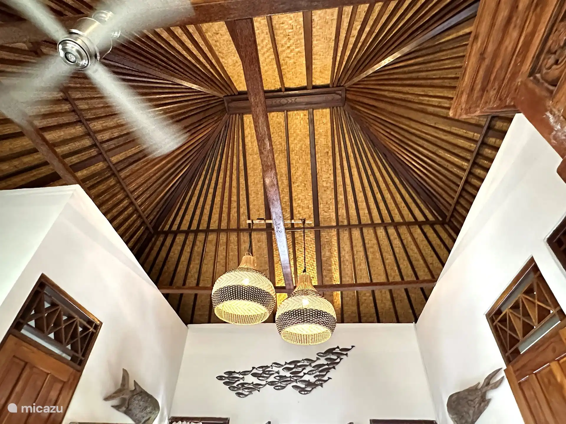 Die schöne offene Decke besteht aus dem Holz alter Kokospalmen. Abends wunderschön beleuchtet. 