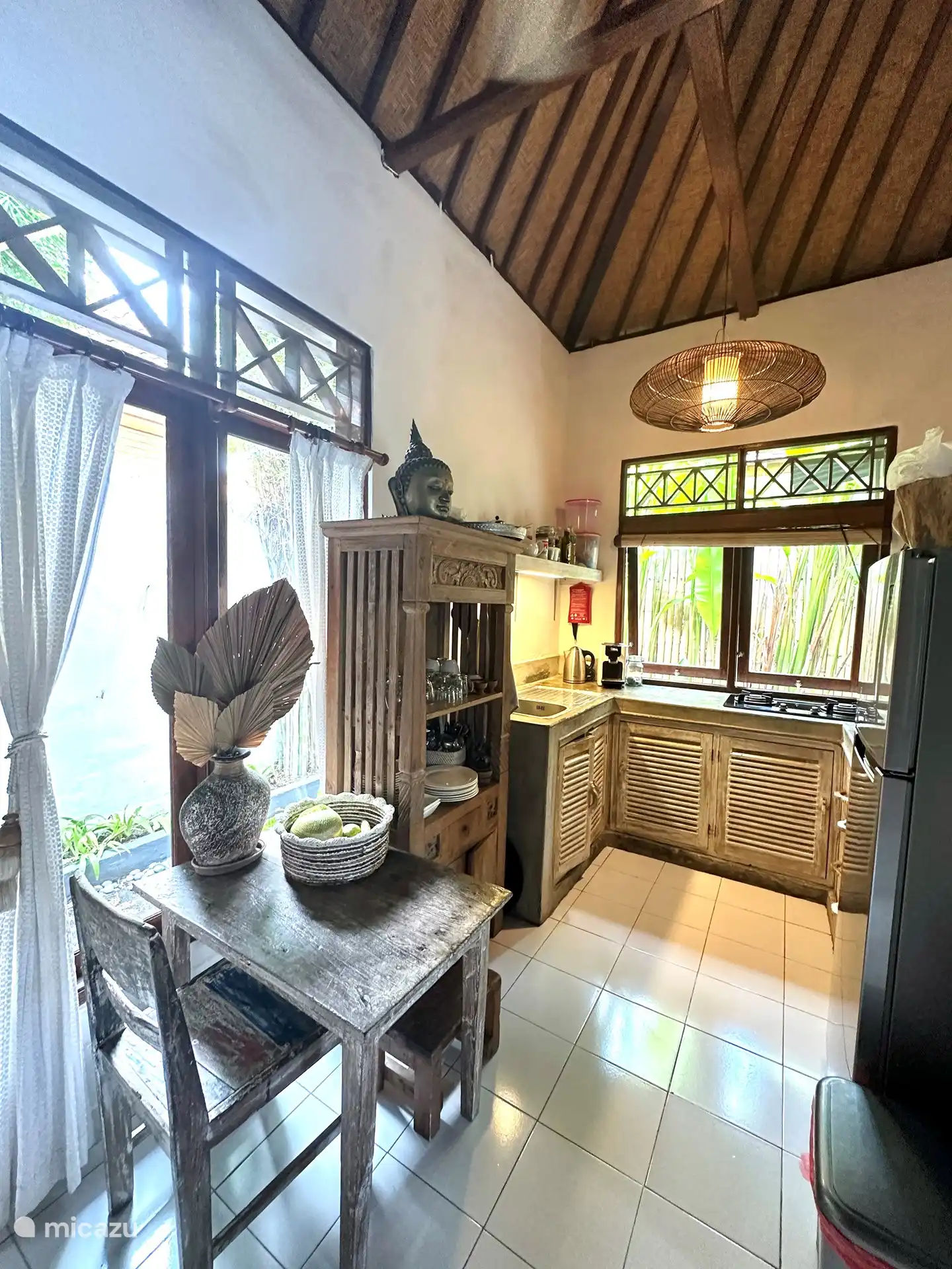 Die offene Küche mit sehr kompletter, schöner Einrichtung mit Tassen, vielen Glassorten, Geschirr usw. Alles sehr geschmackvoll aufeinander abgestimmt. 