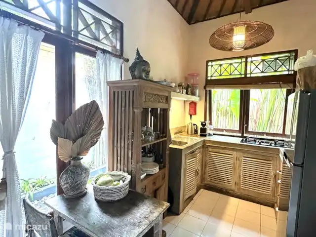 Villa Rumah Pantai No.14 huren in Indonesië, Bali, Jasri - villa De open keuken met zeer volledige mooie inrichting met kopjes, veel glassoorten, servies etc. Allemaal zeer smaakvol op elkaar afgestemd.