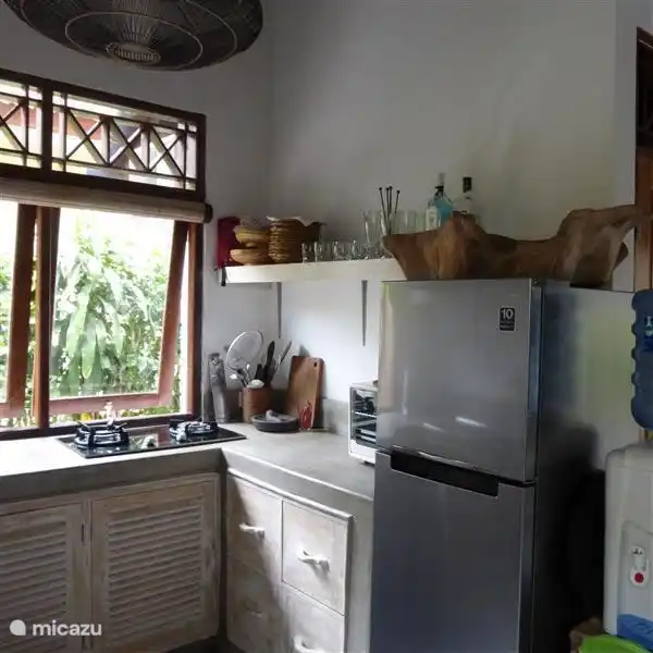 Die voll ausgestattete Küche mit zu öffnenden Fenstern, in der Komang die leckersten Gerichte zubereitet. 