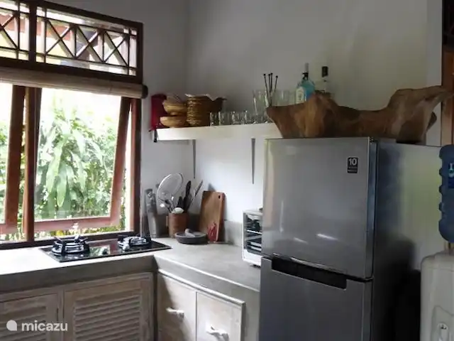 Villa Rumah Pantai No.14 huren in Indonesië, Bali, Jasri - villa De volledig van alle gemakken voorziene keuken, met openslaande ramen waar Komang de lekkerste gerechten klaarmaakt.