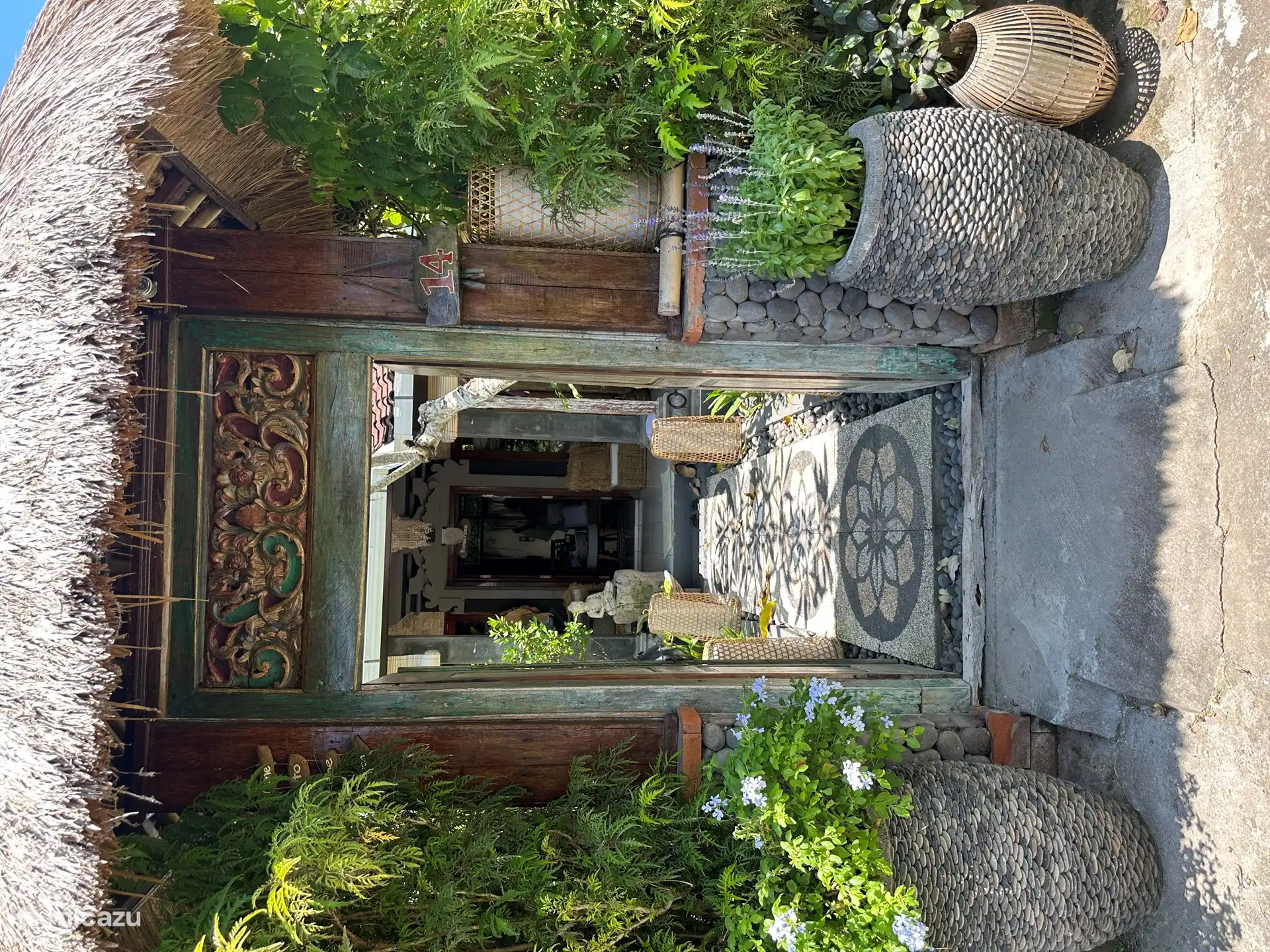 Die schöne große antike Außentür, die den Zugang zur Villa ermöglicht. Geschlossen bietet es absolute Privatsphäre. 