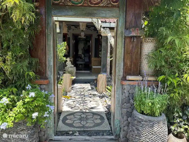 Villa Rumah Pantai No.14 huren in Indonesië, Bali, Jasri - villa De mooie grote antieke buitendeur die entree geeft tot de villa. Afgesloten biedt deze volledige privacy.