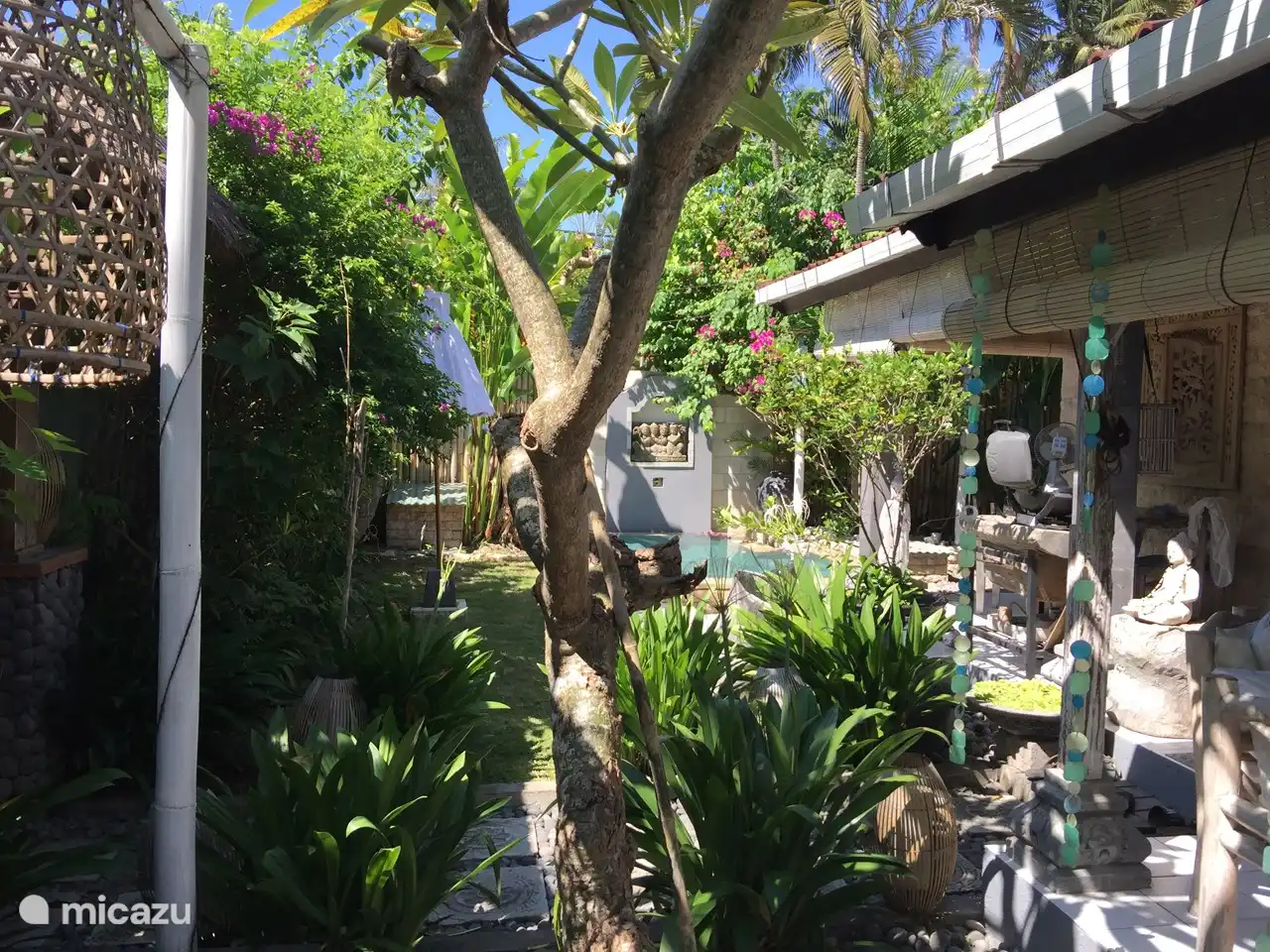 Blick vom Teich mit den großen Menhiren Dewi als Wasserspiel
