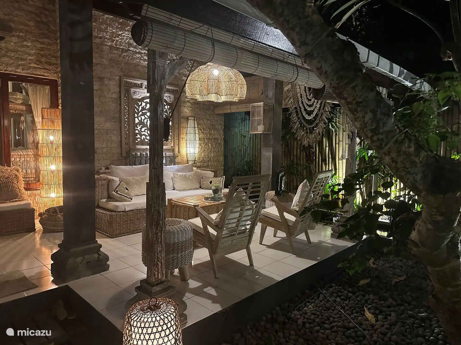 Abends ist es unter der Veranda wirklich ein Märchen. Der gesamte Garten ist wunderschön mit warmer LED-Beleuchtung beleuchtet.