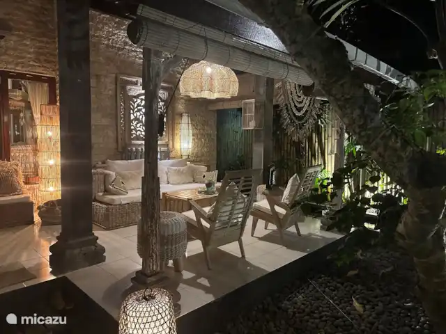 Villa Rumah Pantai No.14 huren in Indonesië, Bali, Jasri - villa 's Avonds is het echt een sprookje onder de veranda. De hele tuin is prachtig uitgelicht met warme ledverlichting.