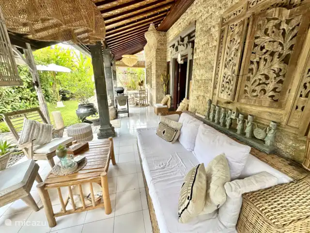 Villa Rumah Pantai No.14 huren in Indonesië, Bali, Jasri - villa De veranda gezien vanaf de heerlijke grote loungebank met zitje